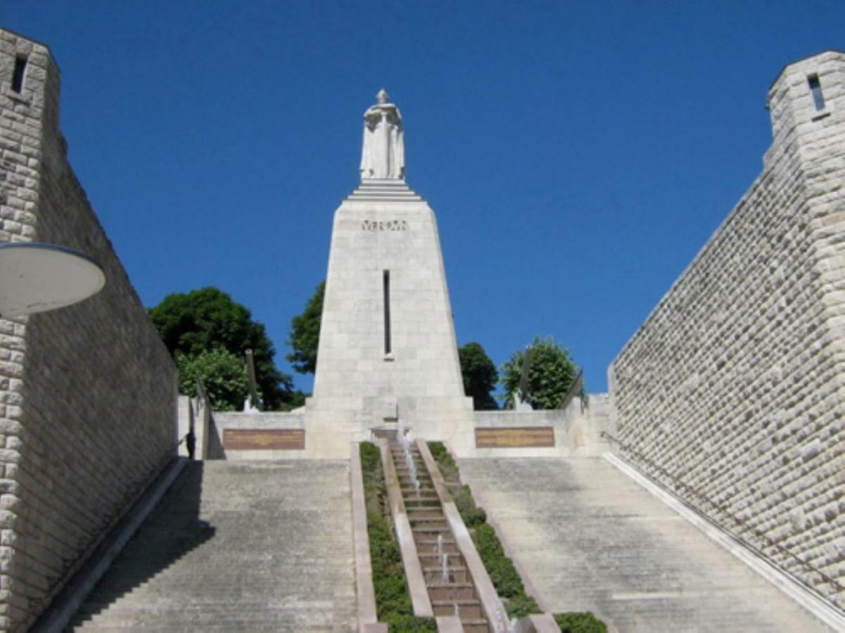 乐派瑞迪斯住宿加早餐旅馆 Buxerulles 外观 照片
